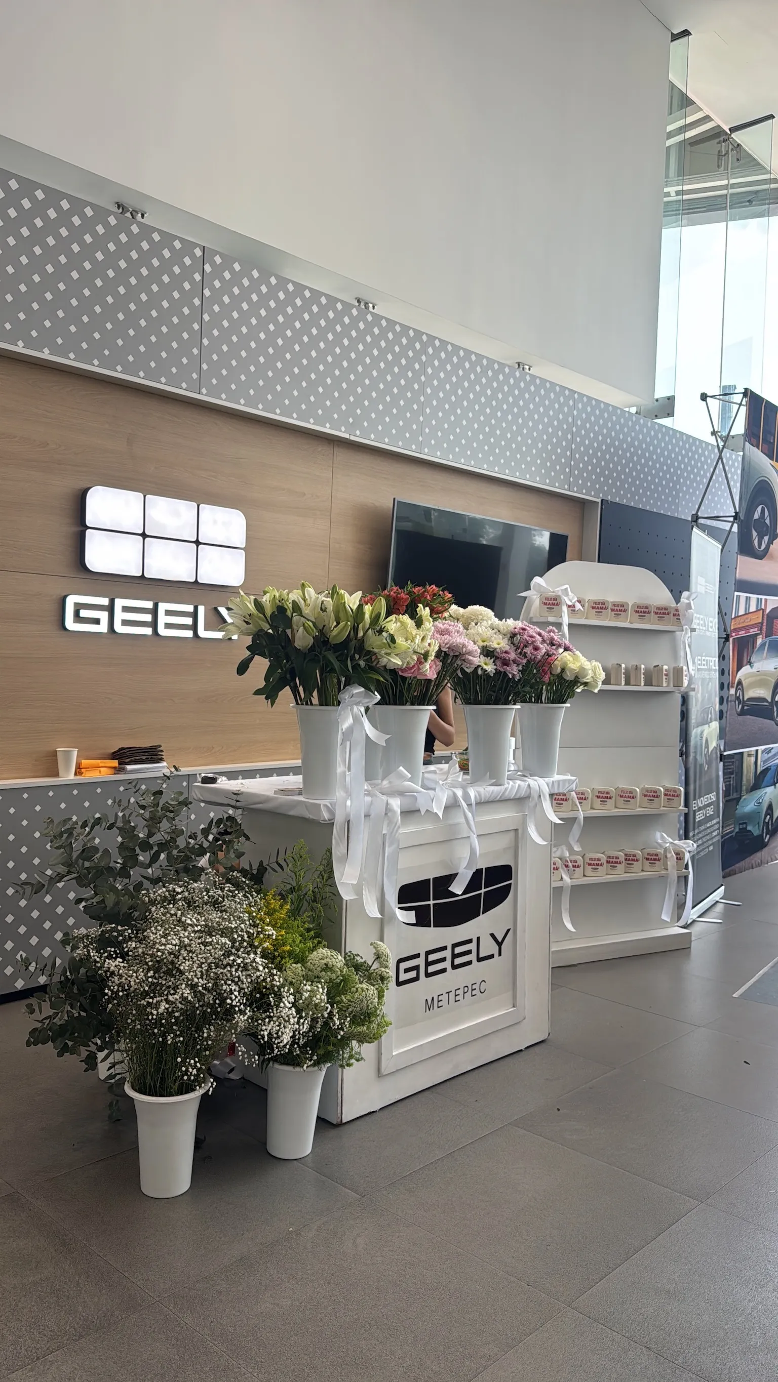 Estación de flores personalizada con la identidad de Geely Metepec