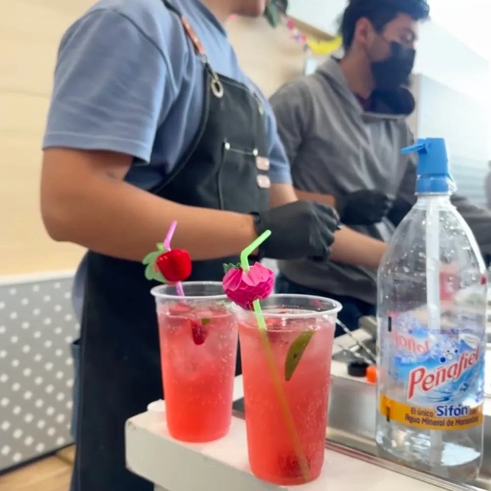 Staff de LU Fantasy Events sirviendo una barra de bebidas temática en una activación de marca