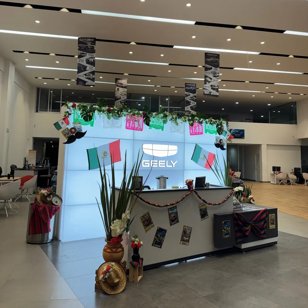 Recepción de Geely Metepec ambientada Fiesta Mexicana: banderas, papel picado y sombreros