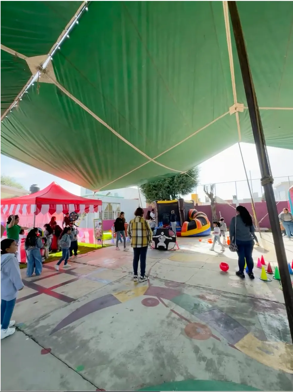 Niños y adultos participando en dinámicas al aire libre durante un evento