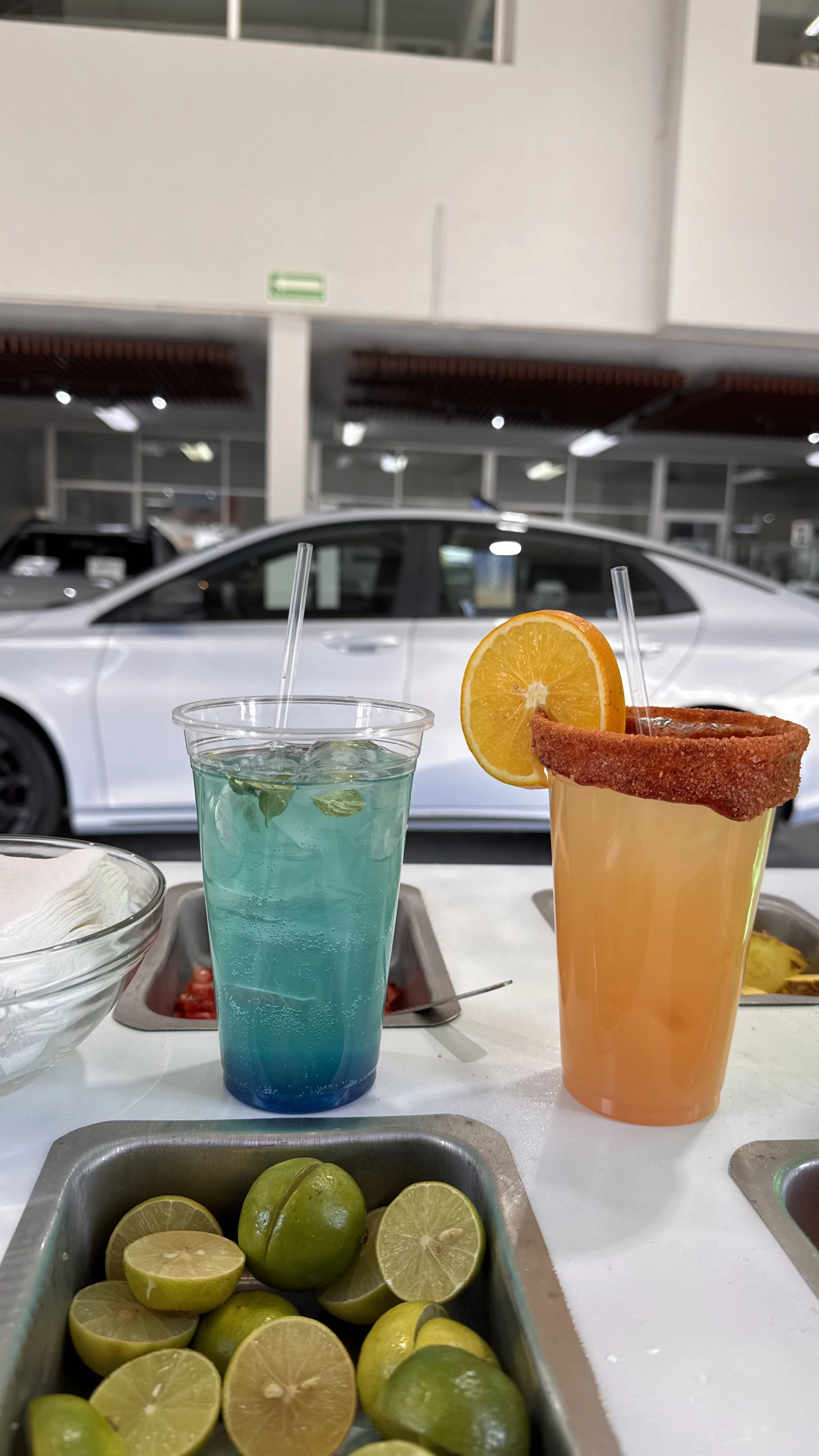 Bebidas preparadas con fruta en una activación dentro de una agencia automotriz