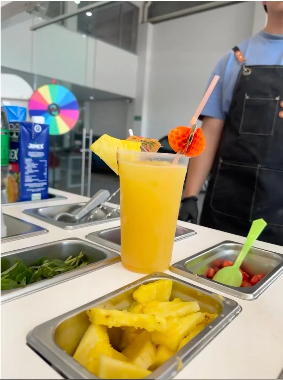 Bebida con piña servida en una barra de frutas
