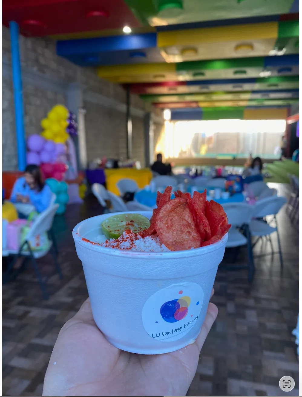 Vaso de snacks con la marca LU Fantasy Events servido durante un evento