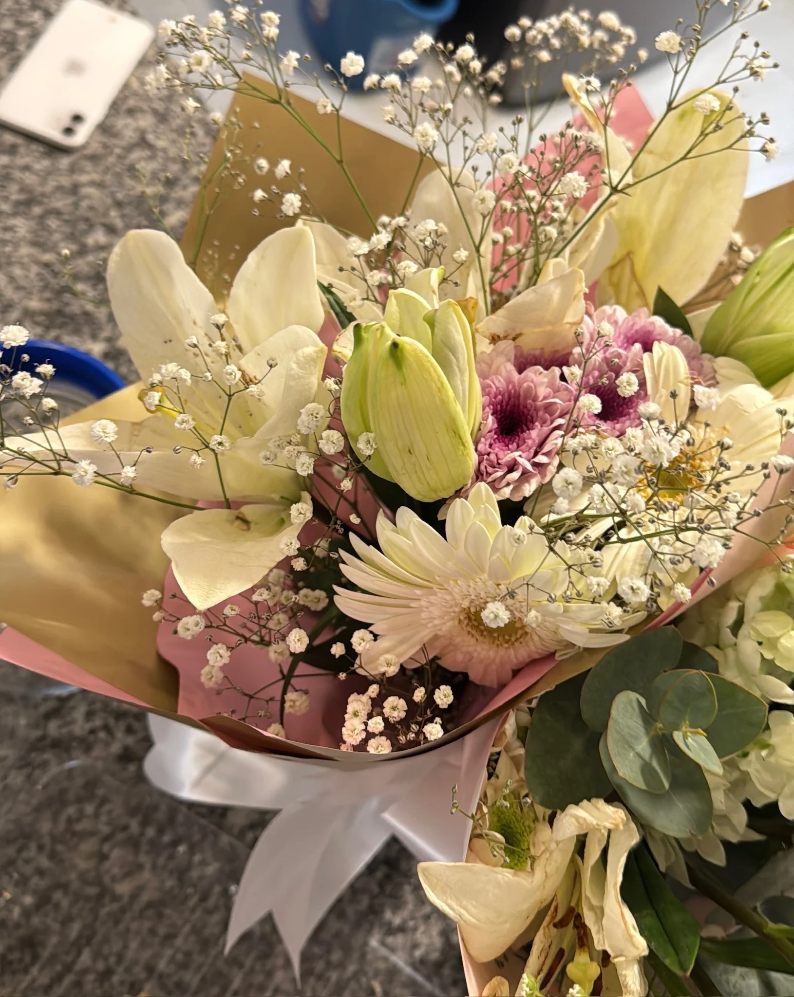 Ramo de flores blancas y rosas preparado para un evento