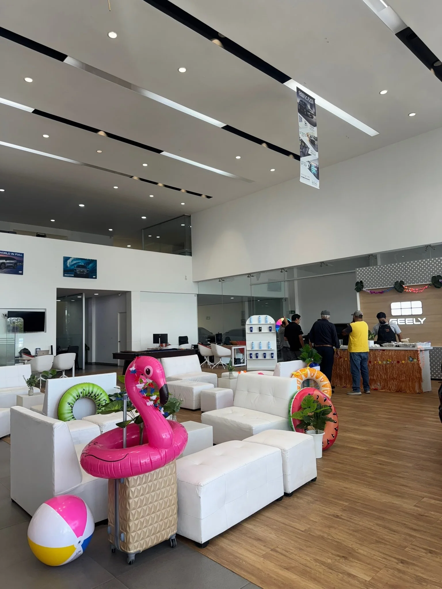 Lounge y barra con ambientación tropical en Geely Metepec