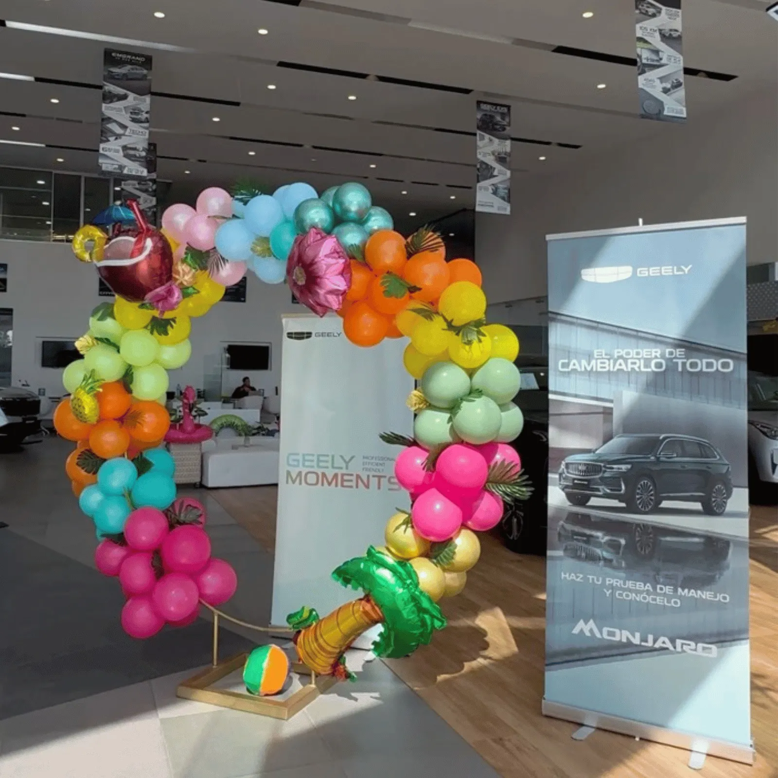 Arco de globos tropical de la campaña de verano en el showroom de Geely Metepec