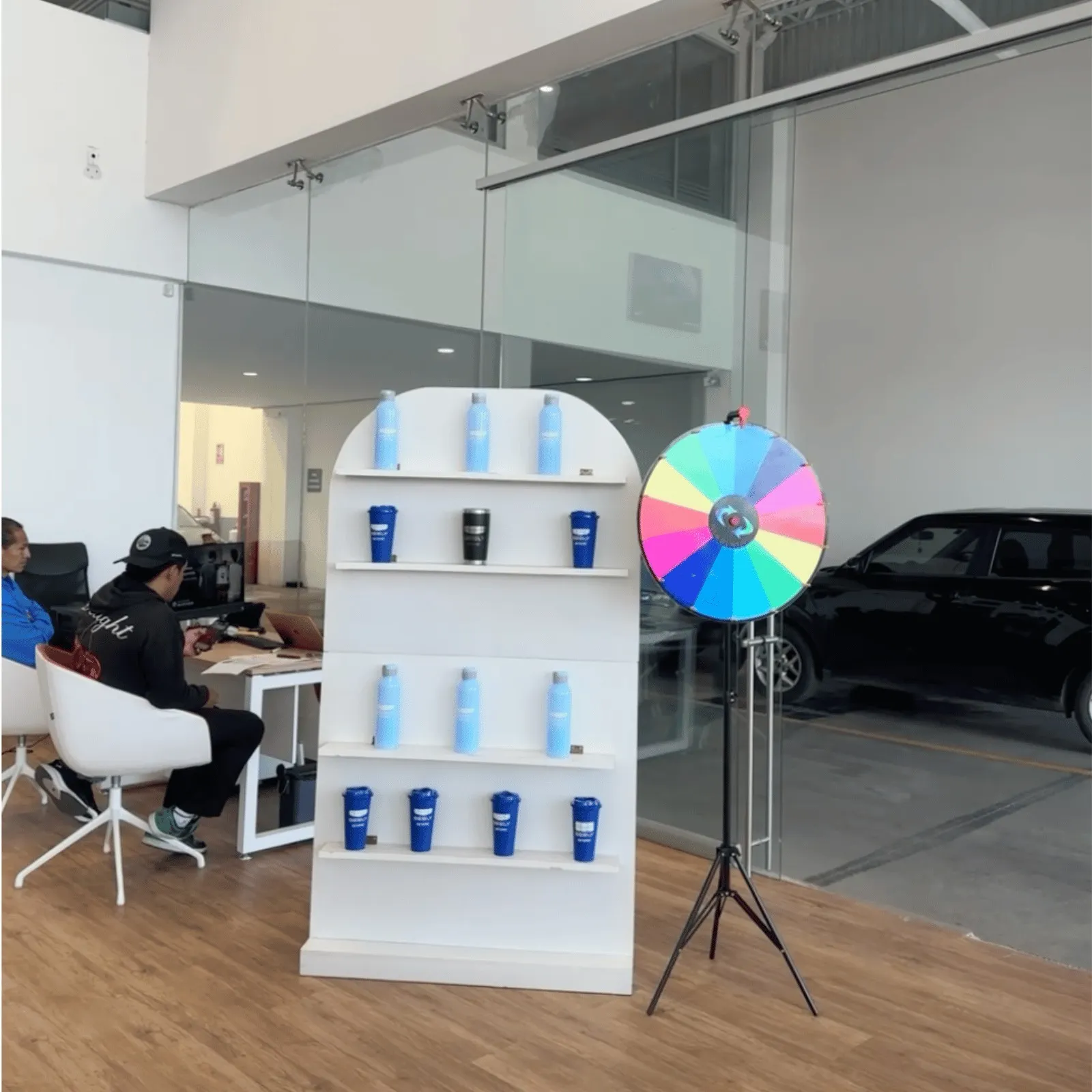 Estación de hidratación con ruleta de premios en una activación de Geely Metepec