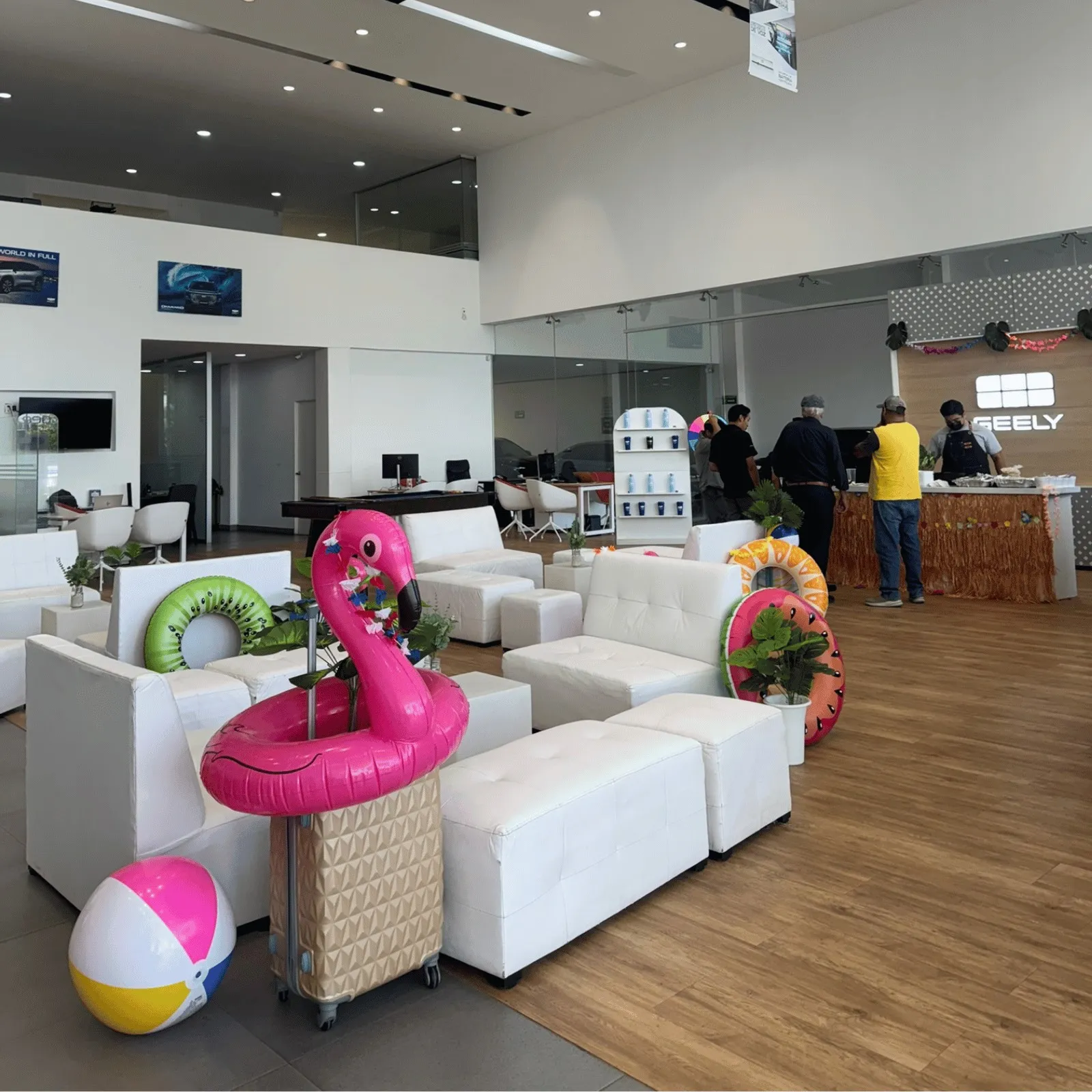 Lounge de verano con mobiliario blanco y decoración temática en Geely Metepec