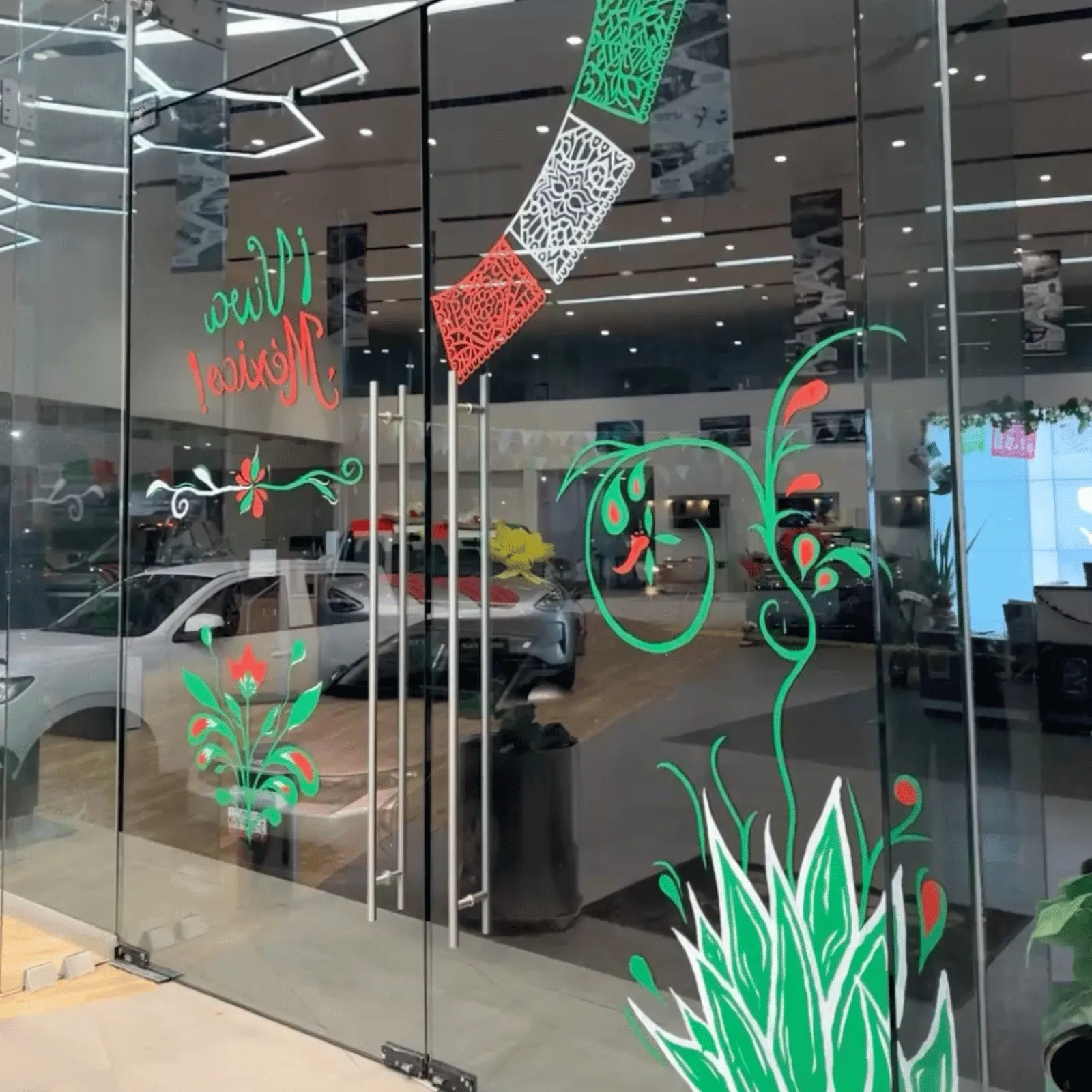 Ventanal del showroom de Geely Metepec pintado a mano para el Día de las Madres