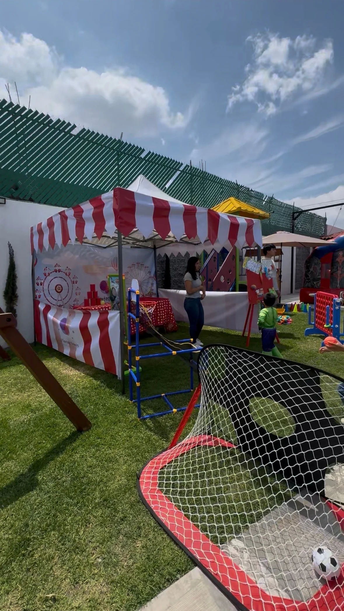 Mini Feria al aire libre con carpa, juegos y participantes
