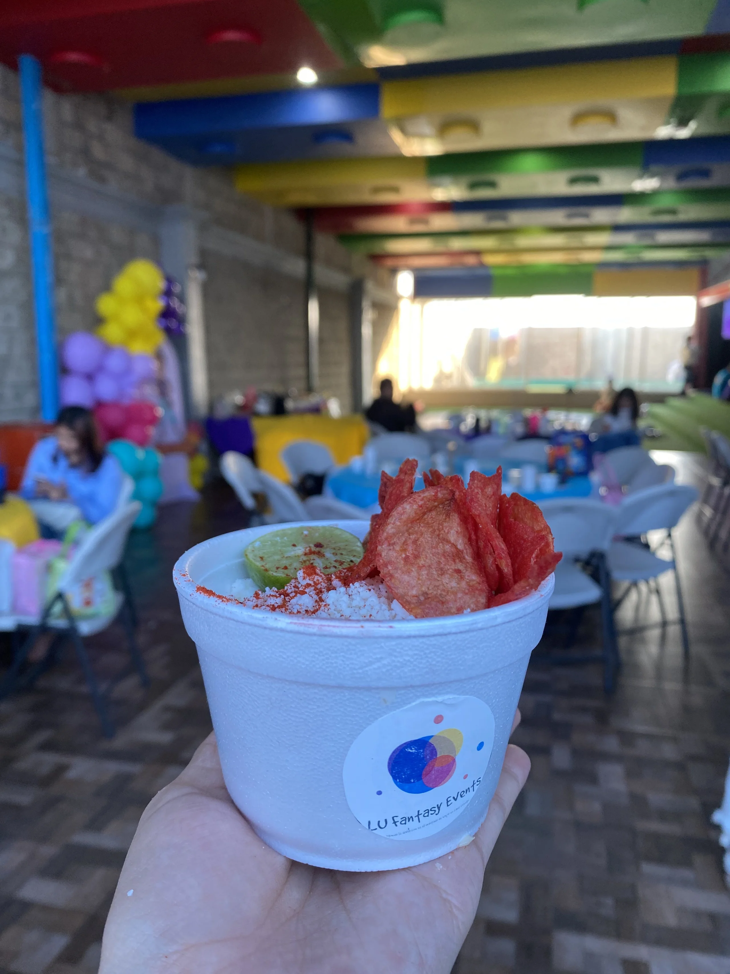 Snack servido en un vaso con la identidad de LU Fantasy Events